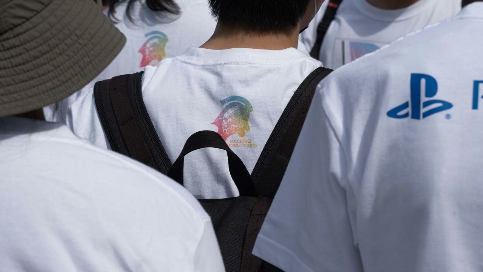 小島工作室志願者穿有彩虹旗Logo的T賉 支持LGBT群躰