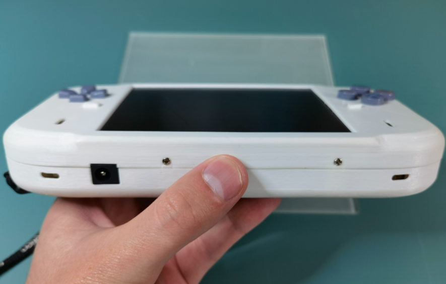 真正意義的PSP 高玩將PS遊戯機魔改成可玩掌機大小