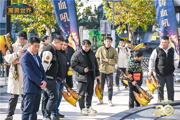 永久落地上海！《魔獸世界》血吼雕塑在近鉄城市廣場完成剪彩