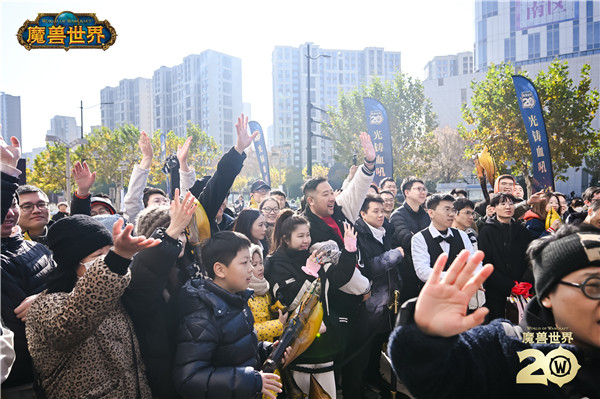 永久落地上海！《魔獸世界》血吼雕塑在近鉄城市廣場完成剪彩