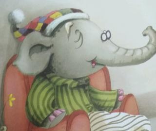 天冷了,大象爺爺身體不好,他坐在沙發上,腿上蓋著厚厚的毯子,
