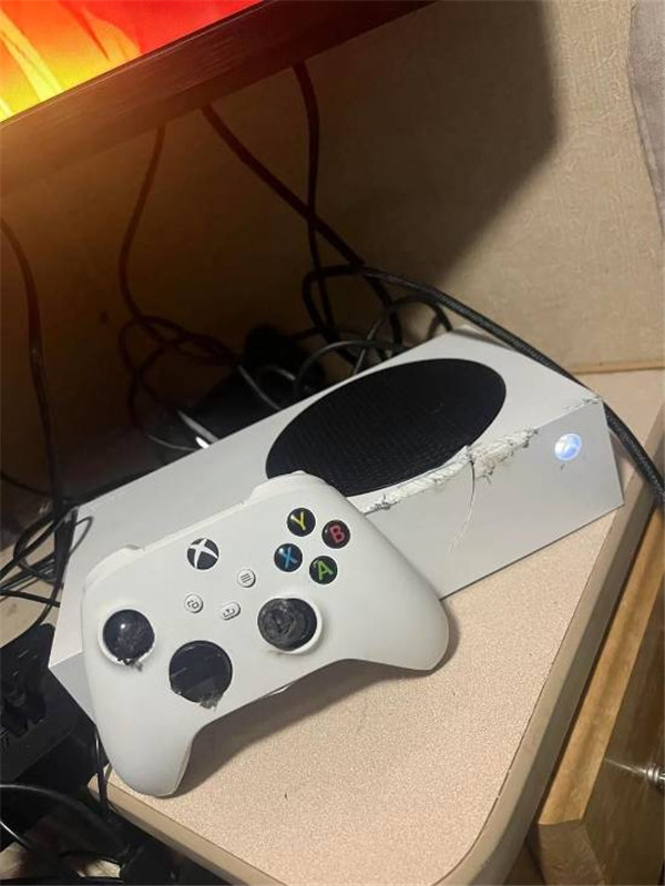 微軟Xbox Series S主機成了生命盾牌